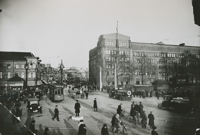 863303 Gezicht op de vernieuwde Catharijnebrug over de Stadsbuitengracht te Utrecht, met op de achtergrond het ...